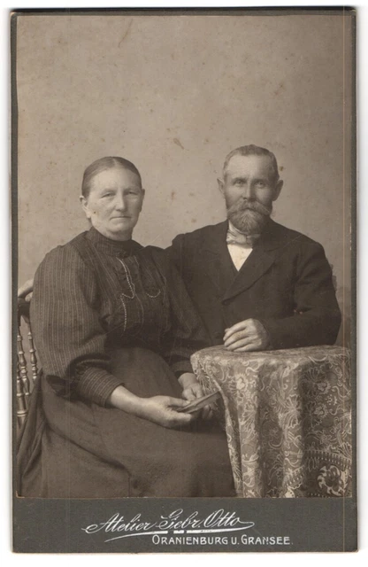 Fotografie Gebrüder Otto, Oranienburg und Gransee, Lächelndes altes Ehepaar, an