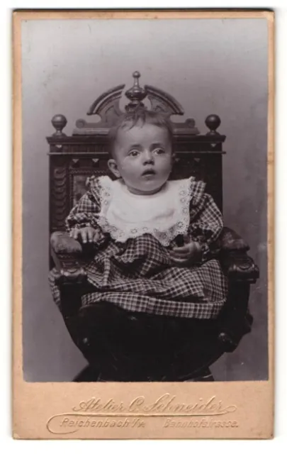 Fotografie Carl Schneider, Reichenbach, kleines Mädchen in kariertem Kleid mit