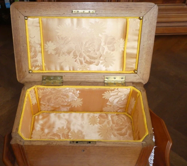 Grand coffret ancien en bois de chêne sculpté et ajouré