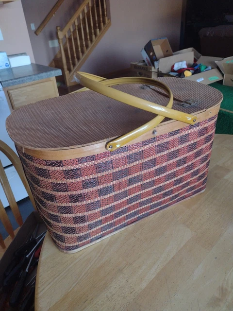 Vintage Basket, WOOD HAWKEYE PICNIC BASKET, Burlington Basket Co,Ohio,Plaid,1977
