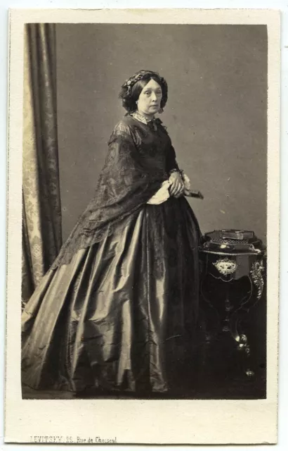 2 CDV 1860-70. Femmes élégantes. Mode. Lévitsky à Paris et Marie Frères à Rennes