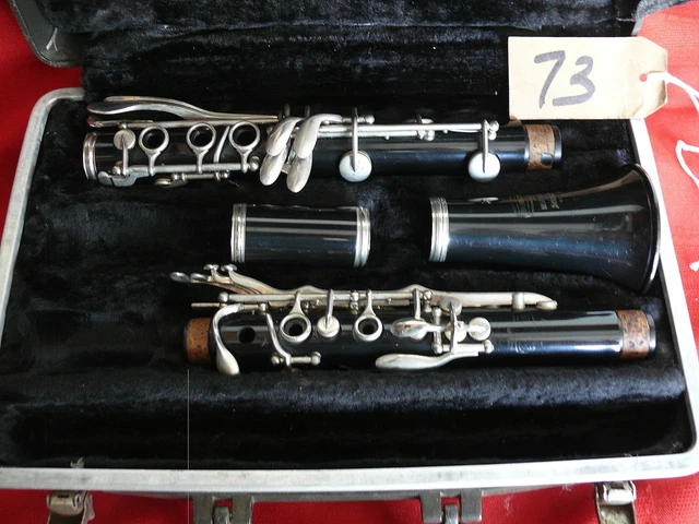 Bundy Resonite clarinet. Missing mouthpiece. Bundy Resonite clarinet. Missing mouthpiece.