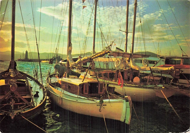 El Puerto de Saint-Tropez al Anochecer - Lujo y Elegancia en la Costa Azul