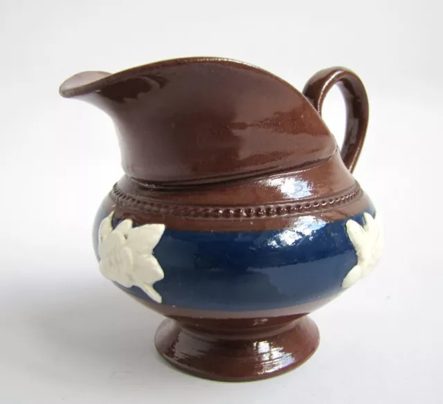 Pot à Lait Sarreguemines XIX e en Terre Carmélite Bande Bleue et Fleurs Blanche