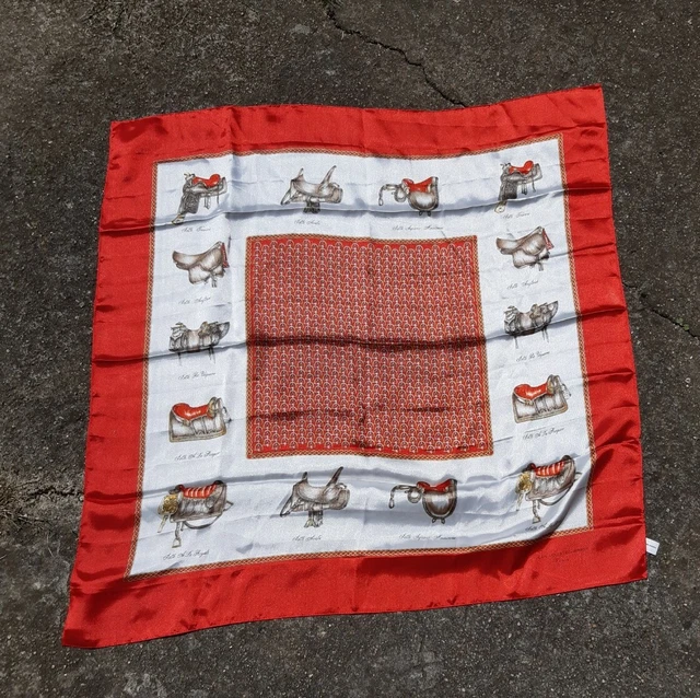 Foulard Carré Jean Louis Scherrer, Motif Selle De Cheval, Rouge Et écru, 90x90 Cm