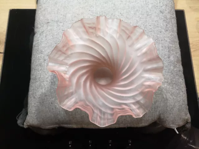 Jolie Et Grande  Coupelle Ou Bougeoir En Forme De Fleur En Verre Rose