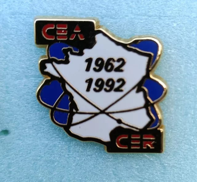 Rare Pin's CEA CER CNPE France Centrale Nucléaire Signé Boussemart au dos