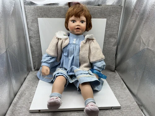Poupée De Collection En Porcelaine – 60 Cm – Très Bon état Avec Socle
