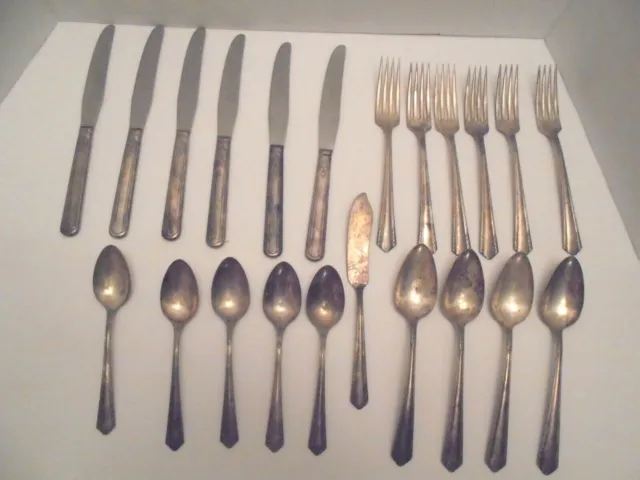 22 pc antique silverware Oneida Ltd and knives WA Rogers Silver Collectible