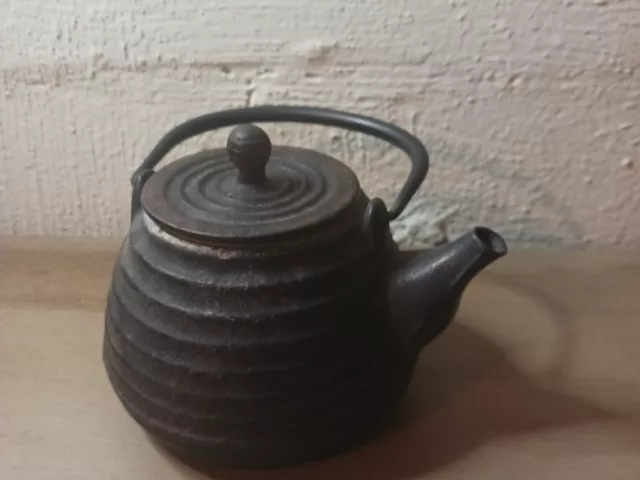 VTG. ringed ribbed Japanese Tetsubin Cast Iron Kettle ring Tea Pot Signed Japan