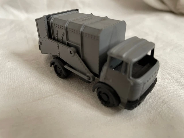 1597 : 2 X CAMIONS : PLASTIQUES : JOUETS : BERLIET : LONGUEUR