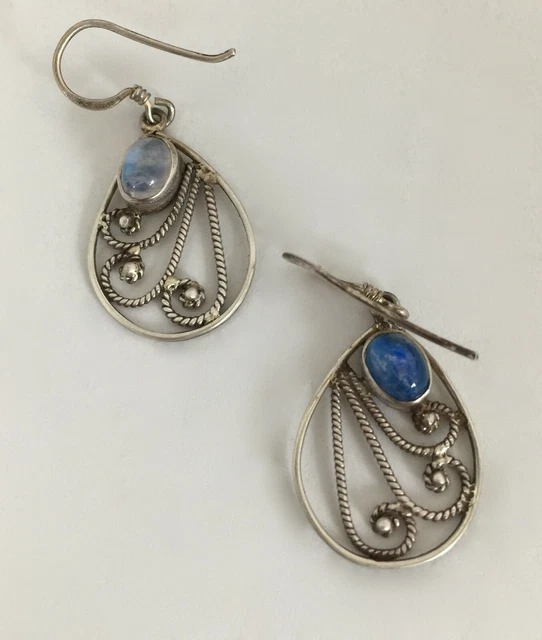 Boucles D'Oreilles Pendantes Signées Monet - Métal Doré - Style Baguette - Occasion