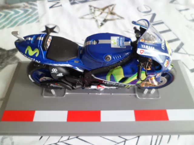MOTO  YAMAHA YZR-M1  (Valentino Rossi 2015) - 1/18