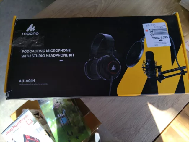 Maono Podcasting Microphone with Studio Headphones Kit / New With Defects