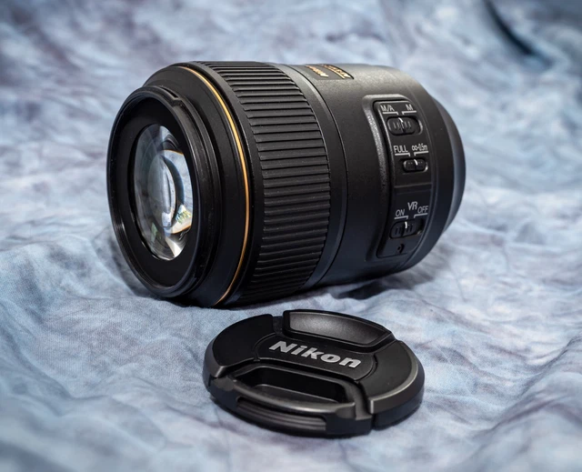 Nikon Micro NIKKOR 105mm f/2.8G AF-S VR IF-ED Macro/Telephoto Lens
