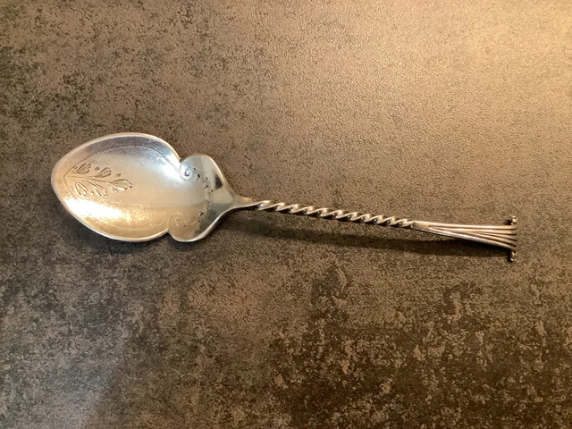 Casserole à Décor De Rocailles En Argent Massif Et Manche En