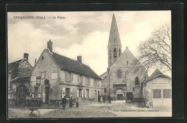 CPA Cambronne, La Place, vue sur l'Église