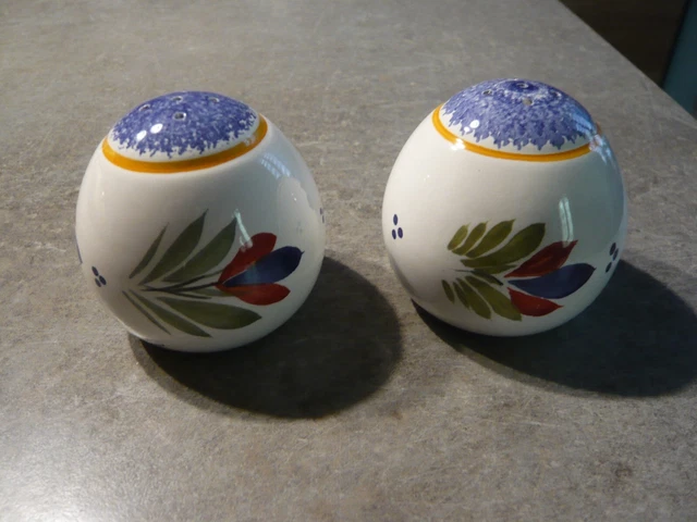 Salière Et Poivrière Ancienne En Faïence HB Quimper - Breton Assis Avec Paniers - XIXème