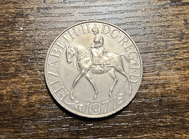 Royal Memorabilia Queen Elizabeth II Silver Jubilee 1952 - 1977 Crown Coin