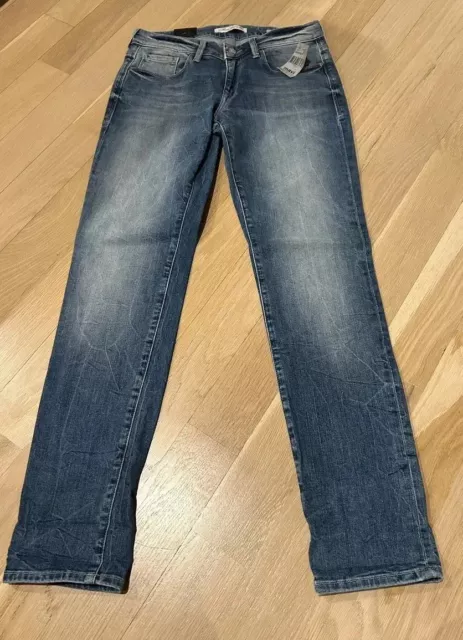 Women’s Jeans Slim Boyfriend  4 27” Waist Inseam Of 29” Rise Of 8” Mavi Emma