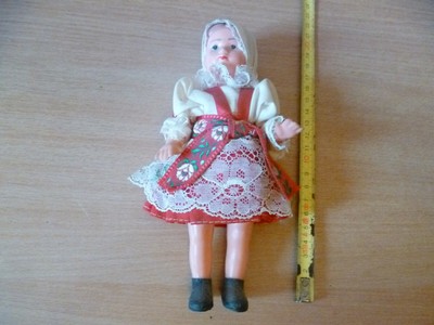 PETITE POUPEE FOLKLORIQUE ANCIENNE TETE COMPO ET CORPS CAOUTCHOUC Z 