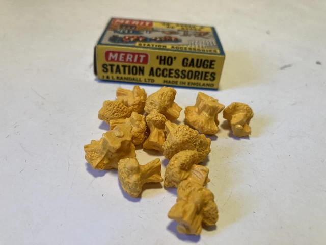 MERIT OO gauge Haystacks . Boxed but wrong box. 12 pieces