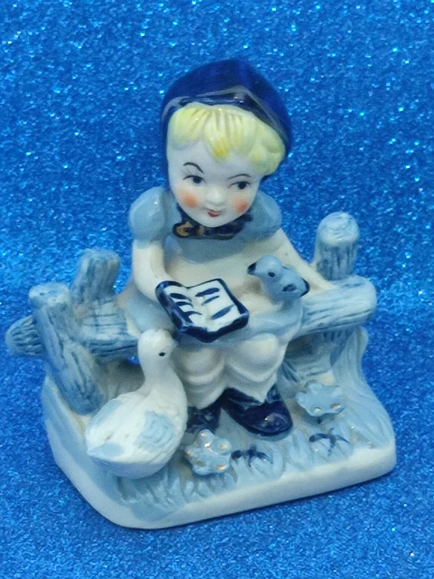 STATUINA. bambina su panchina con oca, in porcellana delft