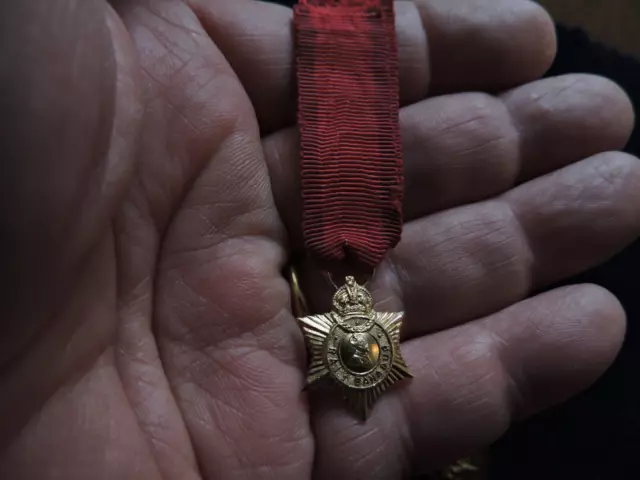 Period miniature medal: GV: INDIAN TITLE BADGE - 2ND CL. HINDU RAI BAHADUR- RARE