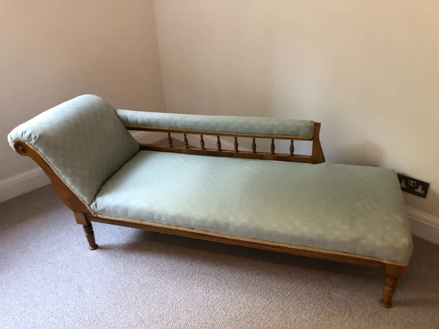 Chaise longue - Victorian style, wooden legs and frame, with blue fabric