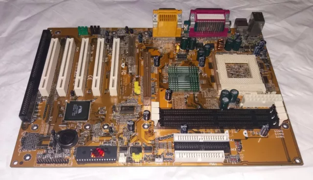 Scheda madre per Pentium III da 700 MHz socket PGA 370 Scheda madre per Pentium III da 700 MHz socket PGA 370