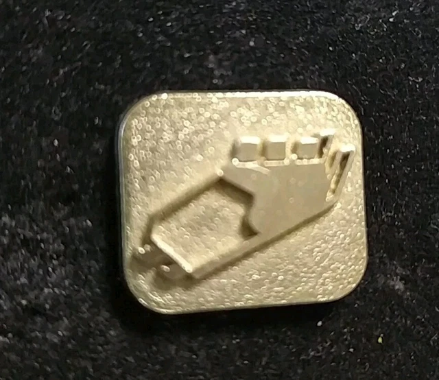 Pin's Kodak JO Jeux Olympiques – Version Ski époxy Fond Doré – Vintage