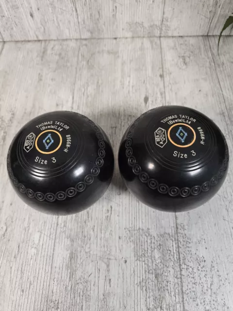 Pair Thomas Taylor International bowls Size 3
