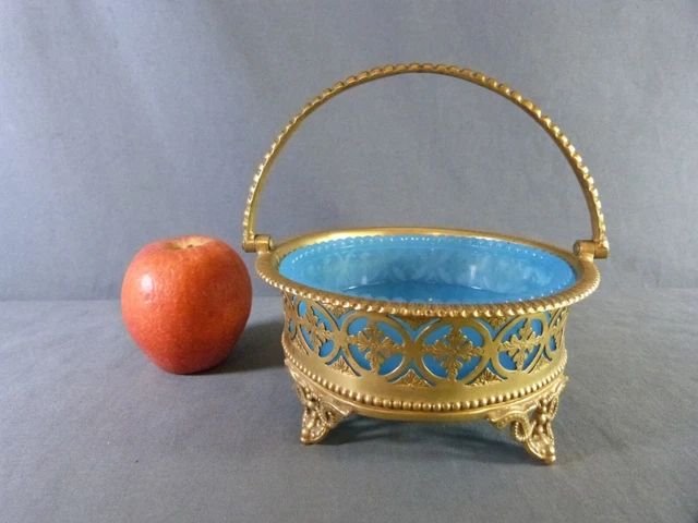 CENTRE DE TABLE, coupe sur pied en verre Opalin bleu et métal doré 19e