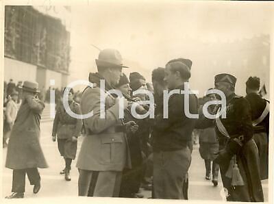 1935 MILANO Giovani Fascisti consegnano fazzoletti a volontari AFRICA AOI *Foto