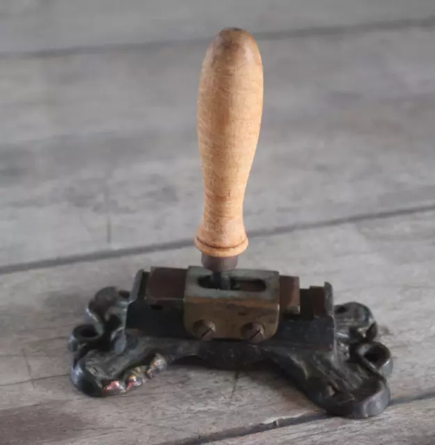 RARE ! Ancien Art populaire , machine outil en fonte & bois à ferrer les lacets