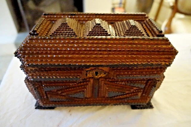 Boîte à Bijoux Ancienne En Bois Sculpté - Style Victorien, 19e Siècle, Avec Clé