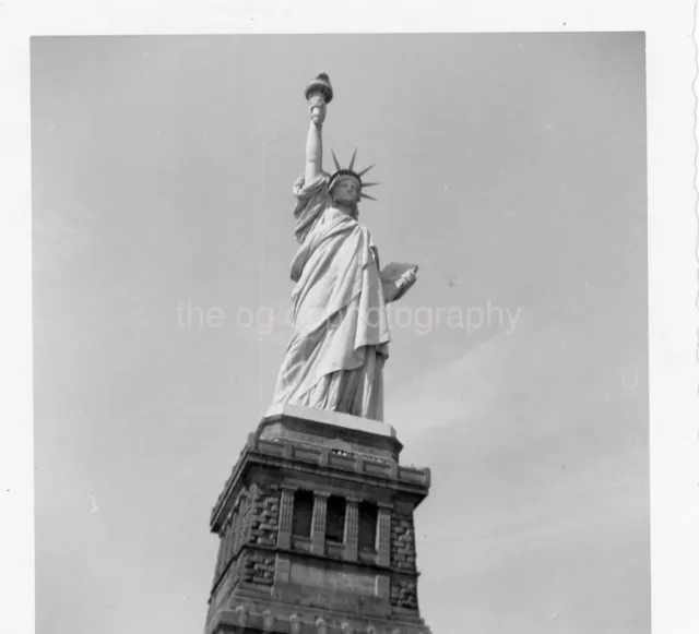 STATUE OF LIBERTY Vintage FOUND PHOTO b+w Snapshot NEW YORK 39 LA 91 L