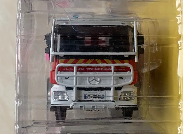Camions De Pompiers D'aérodrome Avec La Réflexion Dans Un Magma Photo