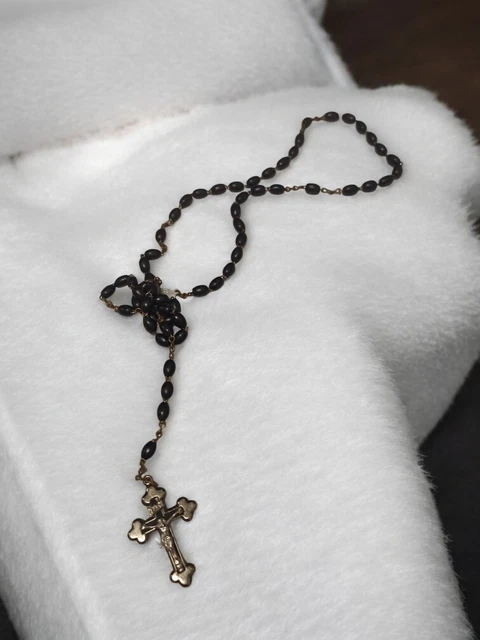 Ancien chapelet catholique perle en nacre et laiton doré avec housse de 47,5 cm
