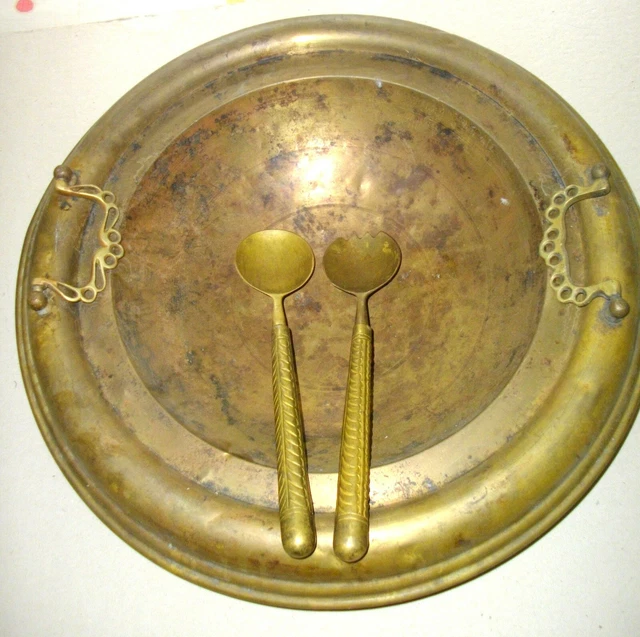 Antiguo Brasero De Laton Y Dos Cucharones ( 51 Ctms Diametro)