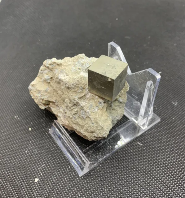 Minerali ** Pirite - Navajun, Spagna (P3) 7cm x 4cm x 5cm.