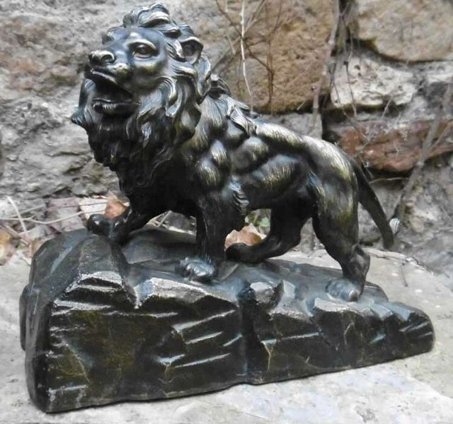 Sculpture en régule d'un Lion Rugissant sur Terrasse cubisante Art Deco