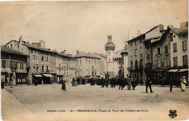 CPA Haute-Loire YSSINGEAUX - Place et Tour de l'Hotel-de-Ville (202645)