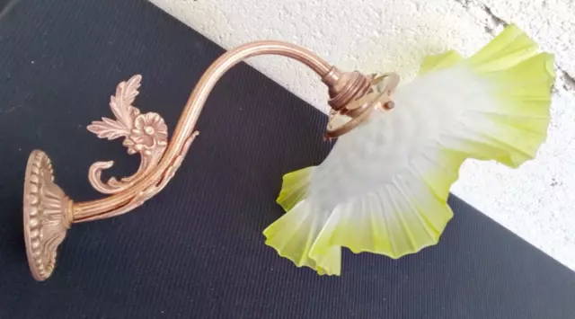 Ancienne applique  col de cygne bronze griffe & abat-jour opaline plissé jaune