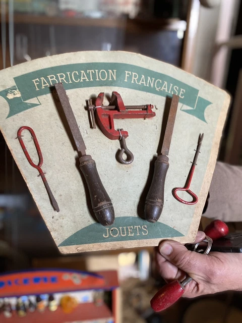 Ancien Jouet : panoplie Les Outils du Petit Artisan avec 9 outils bois et acier
