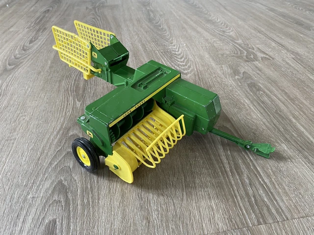 ERTL John Deere Model 585 Square Hay Baler Farm Toy 1:16 Scale Model