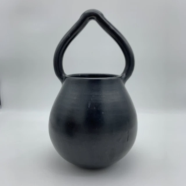 Vase a anse en ceramique noir ( no Jouve Elchinger chambost Marais)