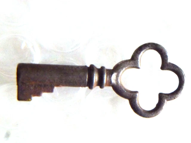 qUATREFOIL CUTOUT KEY CHRISTIAN 4 GOSPELS ANTIQUE JEWELRY TRINKET BOX neocurio