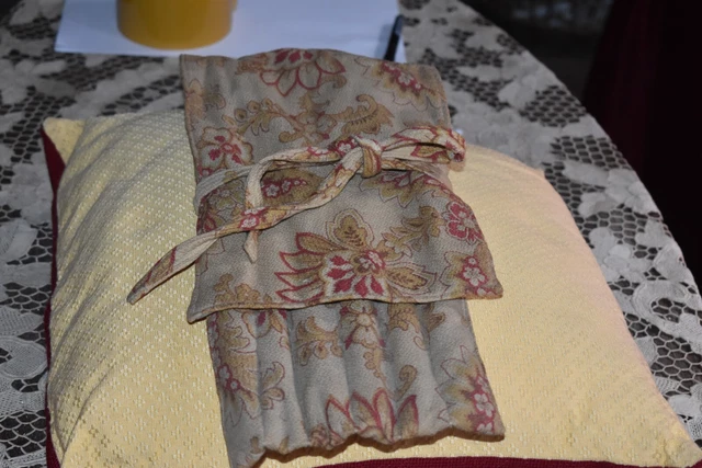 Tissu ancien :Ancien range aiguilles à tricoter tissu avec aiguilles à tricoter