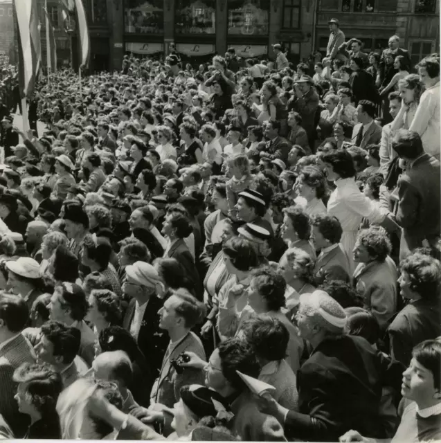 La Foule au mariage de Jean de Luxembourg et Joséphine Charlotte Vintage silver